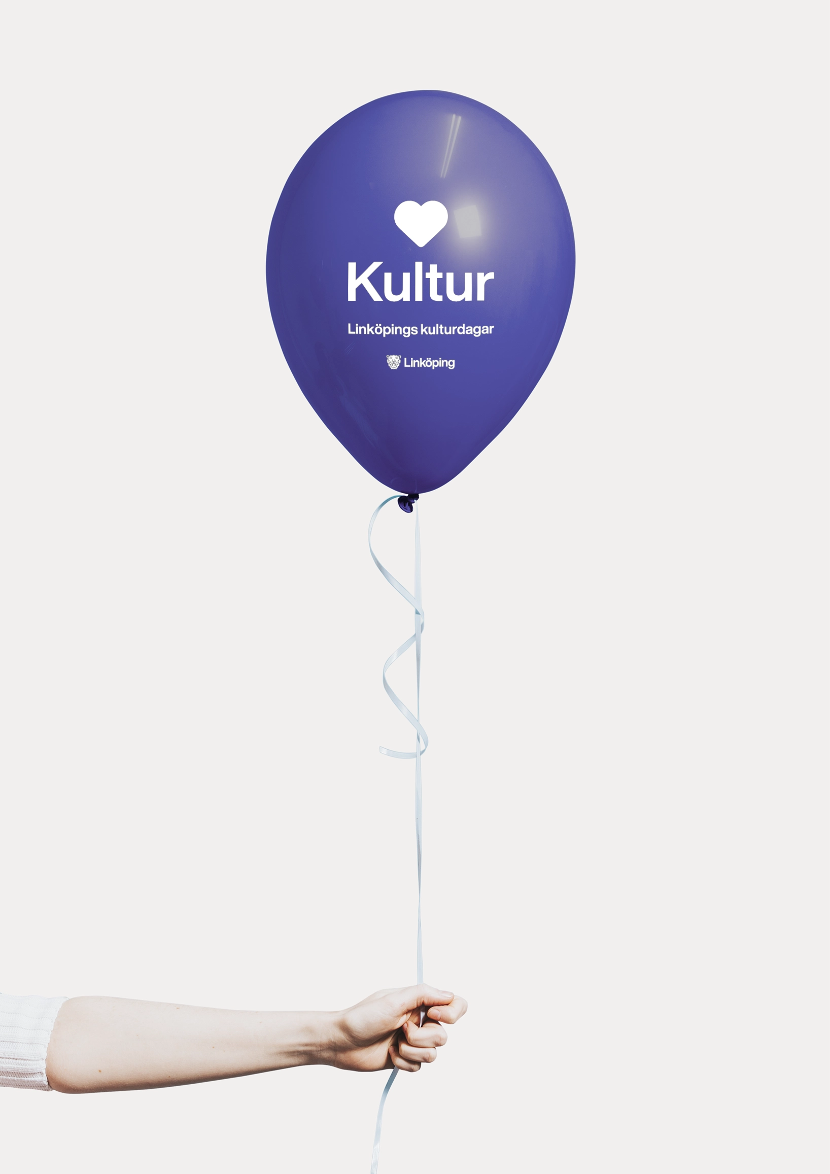 Lila ballong tryckt med en vit hjärtsymbol och texten "Kultur, Linköpings kulturdagar" samt Linköpings logotyp